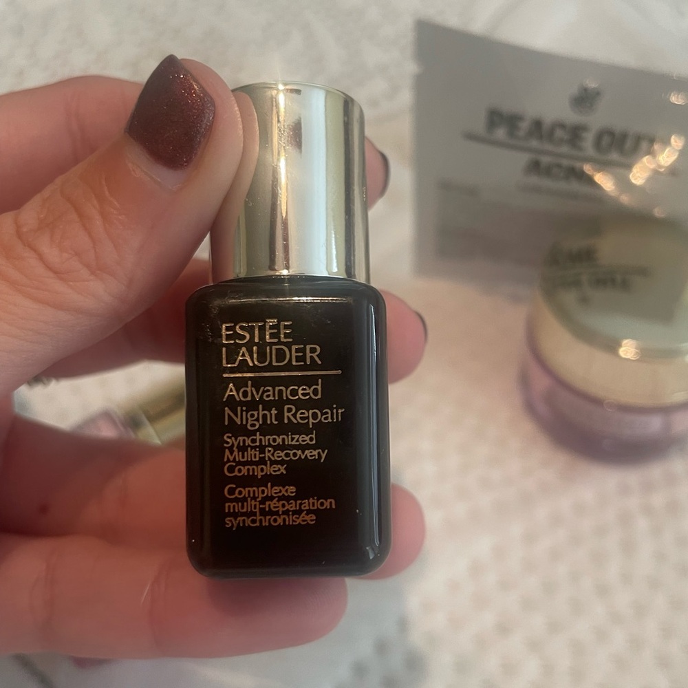 Small sized skin care bundle (mostly Estée Lauder with a few other samples) - Picture 3 of 9